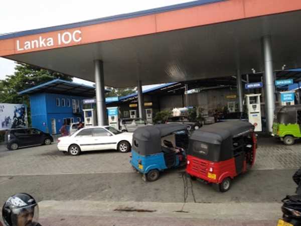 ईंधन की कमी के कारण, श्रीलंका ने सरकारी कर्मचारियों के लिए दो सप्ताह के लिए वर्क फ्रॉम होम की घोषणा की